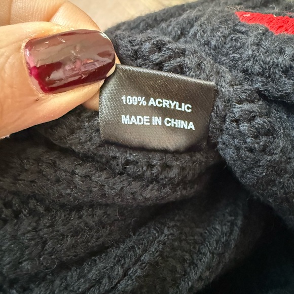 City Hunter Black Knit Hat with Red Lips and Racoon Fur Pom Pom - Picture 8 of 8